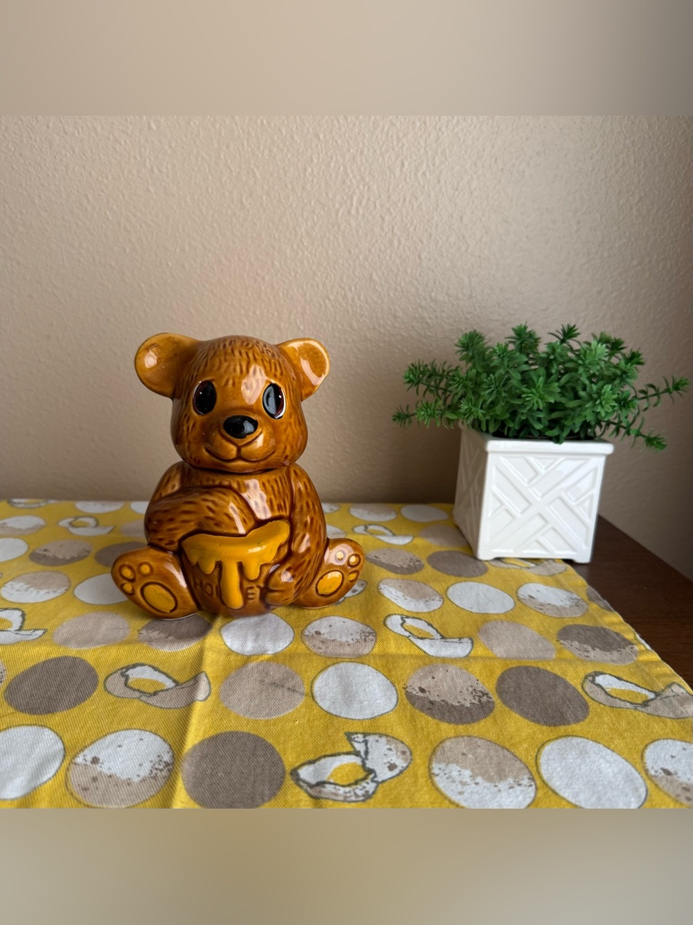 Vintage small honey bear pot with lid (Missing honeycomb stick)